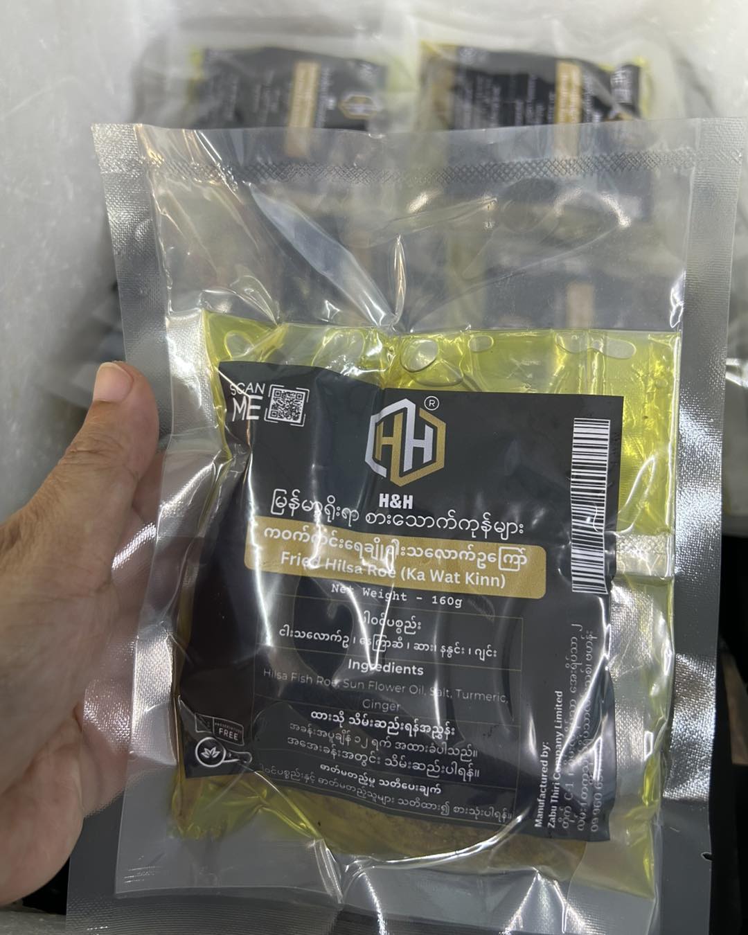 H&H ကဝက်ကင်း ရေချိုငါးသလောက်ဥကြော် 160g (H&H Fried Hilsa Roe)