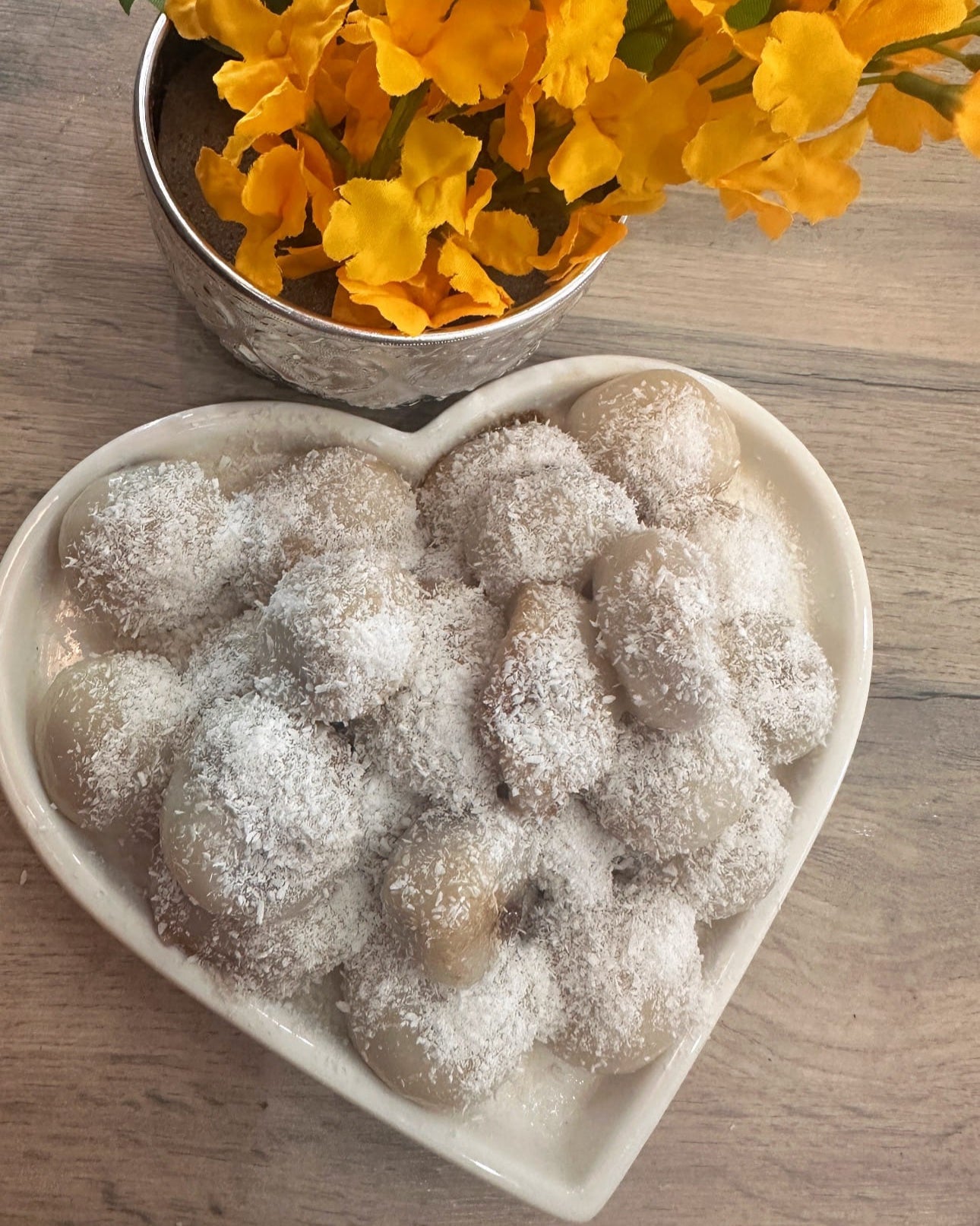 မုန့်လုံးရေပေါ် (Glutinous Rice Balls)