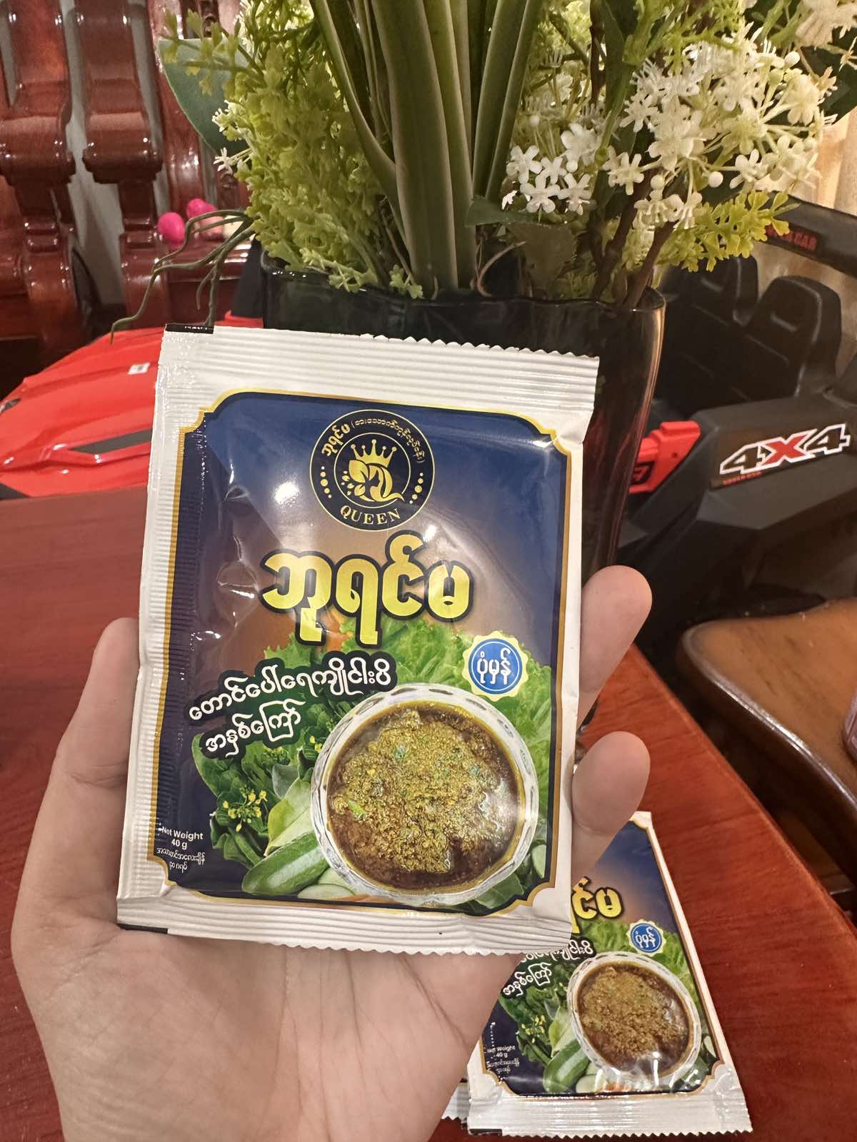 ဘုရင်မ တောင်ပေါ်ရေကျို ငါးပိအနှစ်ကြော် (ပုံမှန်) 40g (Queen Taung Paw Fried Fish Paste - Pone Mhan))
