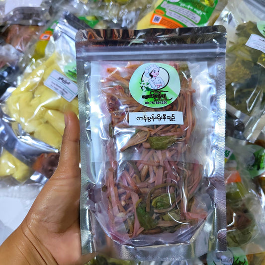 ဇလပ်ဖြူဖြူ  ကန်စွန်းရိုးနီချဥ် 320g (Zalat Phyu Phyu Kasun Yoe Ni)