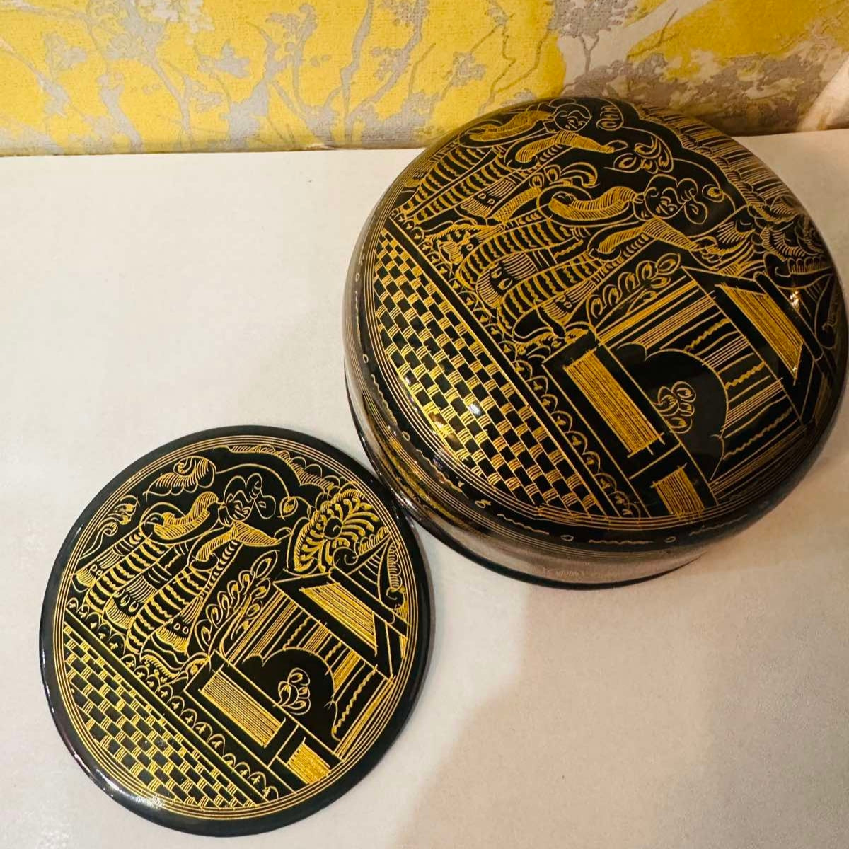 ယွန်းရွှေအပူခံ ဘူးစုံ (ဝိုင်း)